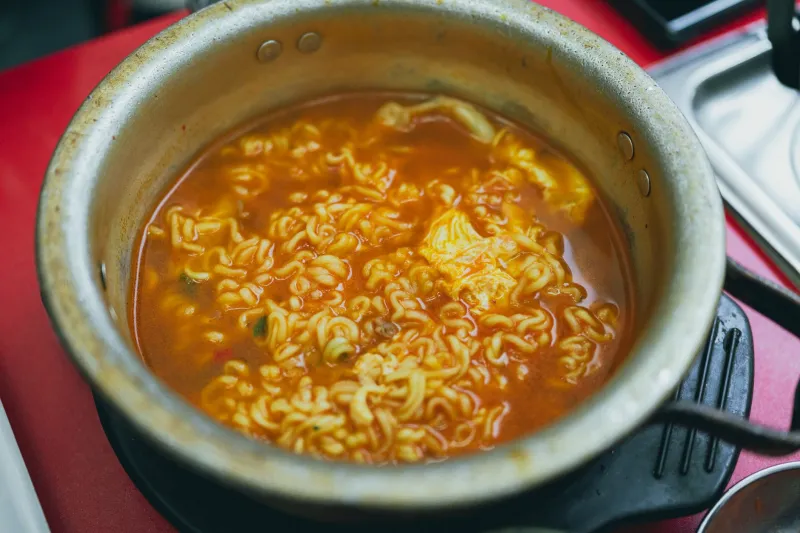 What Actually Happens to Your Ramen Noodles in the First Minute of Boiling